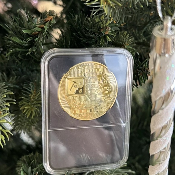 Bitcoin Commemorative Coin In Plastic Protective Case - Picture 5 of 10